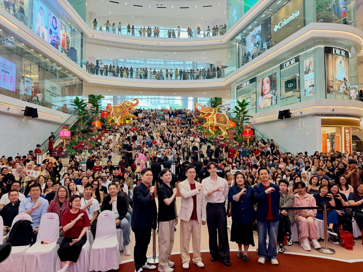 eundong9's tweet photo. 261025 pavilionbukitjalil Instagram ➊

Centre Court Was buzzing with
Lee Junho Fever! ❤️‍🔥🤩
https://t.co/1Agnhn7lth

#쿠쿠 #CUCKOO #CUCKOOTOPIA2026
#준호 #이준호 #LEEJUNHO #李俊昊 #イジュノ https://t.co/Ilp9HYPeIo