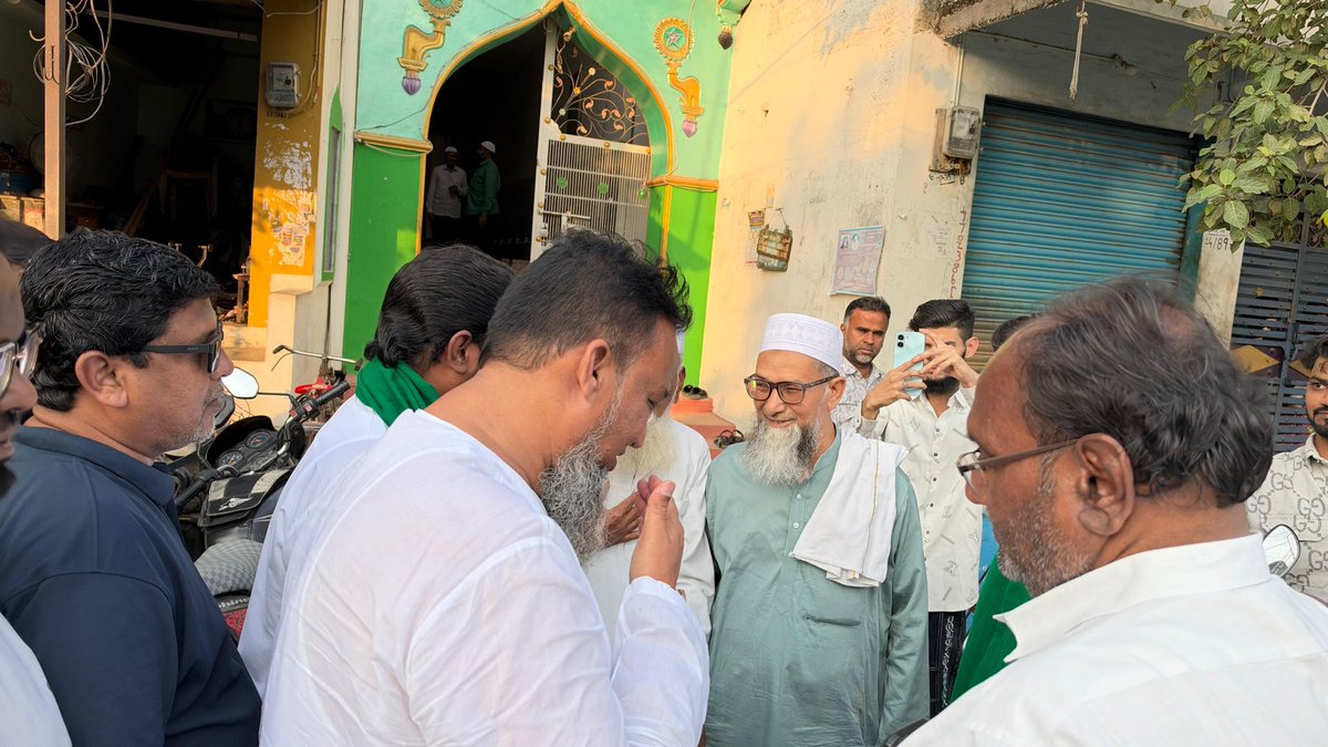 SyedMoin9890's tweet photo. 🔴 LIVE UPDATES | 
📍QAZIPURA, Adoni AP

On the instructions of Alhaj Barrister @asadowaisi Sahab, I and GHMC Corporator Rashid Faraz Sb, Fahad Bin Abdad sb conducted a Paidal daura and met with the people, and appealed to vote for all #AIMIM candidates and ensure their victory. https://t.co/ExQJfgSK1k