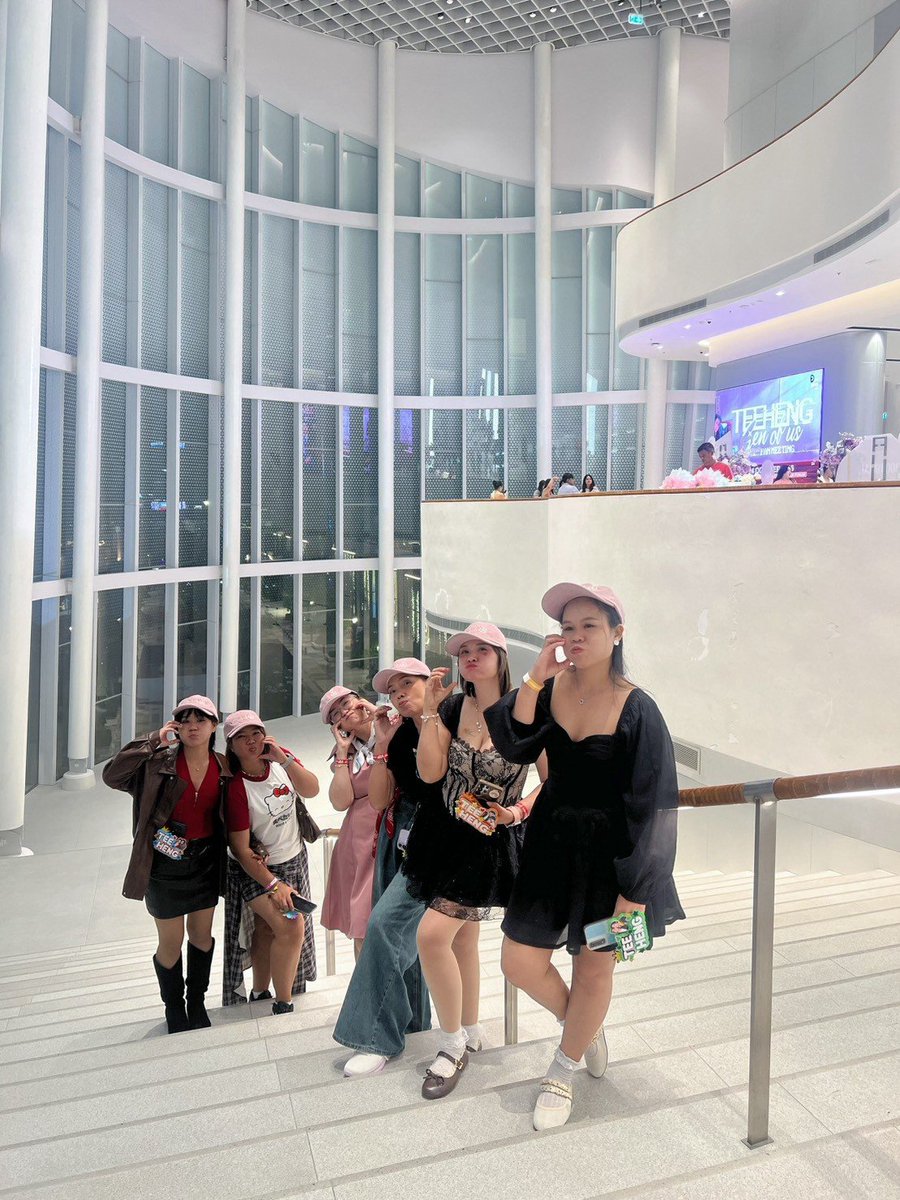 sasiy8g's tweet photo. แก็งหมูอ้วม..ฮับขอบคุณมิตภาพดีๆที่จับมือกันม่ตั้งแต่ รวมพลที่ไอคอน และจับมือกันมาจนทุกวันนี้ อาจมีบางคนที่ตกขบวนไปแต่ก็เข้าใจคะ แก็งหมูอ้วมรักด้อมTeeHeng มากนะขอบคุณหลายๆคนที่เข้ามาทักทายกันนะ https://t.co/9eqhs1Ranf