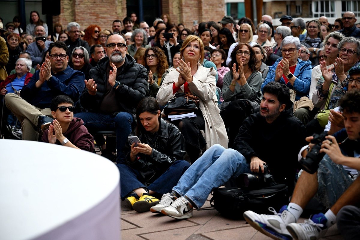 CambrolleMar's tweet photo. ¡Desborde absoluto en Nou Barris! 💥 
Barcelona se llena de ilusión, esperanza y estrategia para frenar a la ultraderecha con el tándem de Gabriel Rufián e Irene Montero.
El mensaje clave es claro: "Hay que doblegar al PSOE y no doblegarse a él". La izquierda necesita una referencia crítica, valiente y con propuestas transformadoras. 
¡Seguimos! ✊🔥