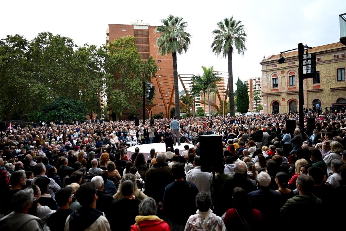 CambrolleMar's tweet photo. ¡Desborde absoluto en Nou Barris! 💥 
Barcelona se llena de ilusión, esperanza y estrategia para frenar a la ultraderecha con el tándem de Gabriel Rufián e Irene Montero.
El mensaje clave es claro: "Hay que doblegar al PSOE y no doblegarse a él". La izquierda necesita una referencia crítica, valiente y con propuestas transformadoras. 
¡Seguimos! ✊🔥