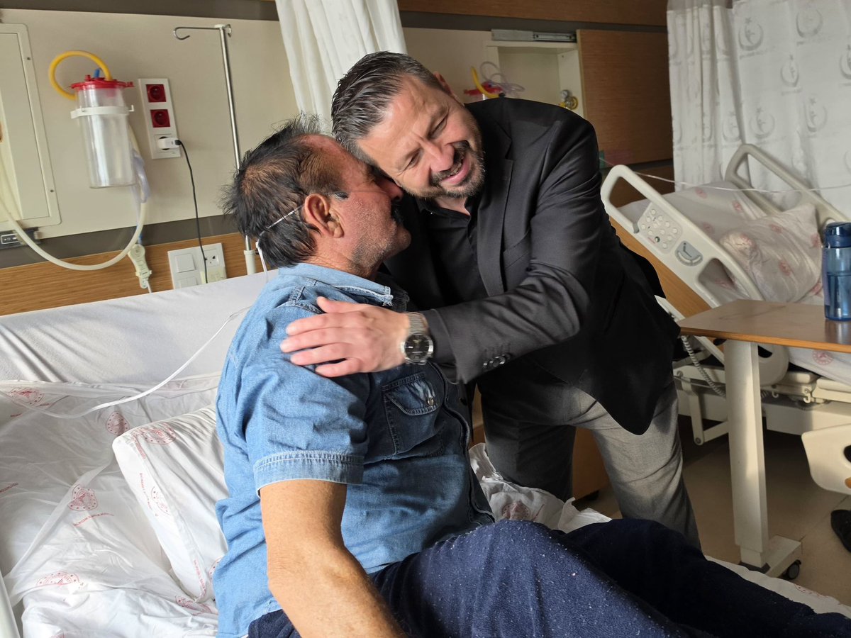 ma_balikesir's tweet photo. Şehir Hastanemizde tedavi gören Savaştepe Tavşancık mahallemizden Yaşar Can abimizi ve İl Başkan Yardımcımız Ahmet Meydan abimizi ziyaret ederek hal hatırlarını sorduk. Tüm hastalarımıza Allah’tan acil şifalar diliyorum. https://t.co/uFBm2r74Wh
