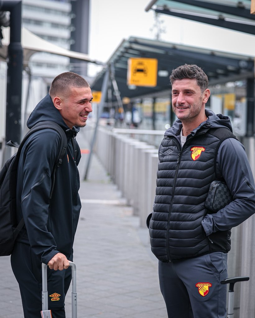 goztepeakademi's tweet photo. 📍Hollanda'dayız!👊

UEFA Youth League 2. Tur’da AZ Alkmaar ile karşılaşacak olan U19 Takımımızı, Hollanda’da GözGöz Avrupa karşıladı. 💛❤️

#HaydiBastırŞanlıGöztepe #GöztepeAkademi https://t.co/KPzVeNhtFu