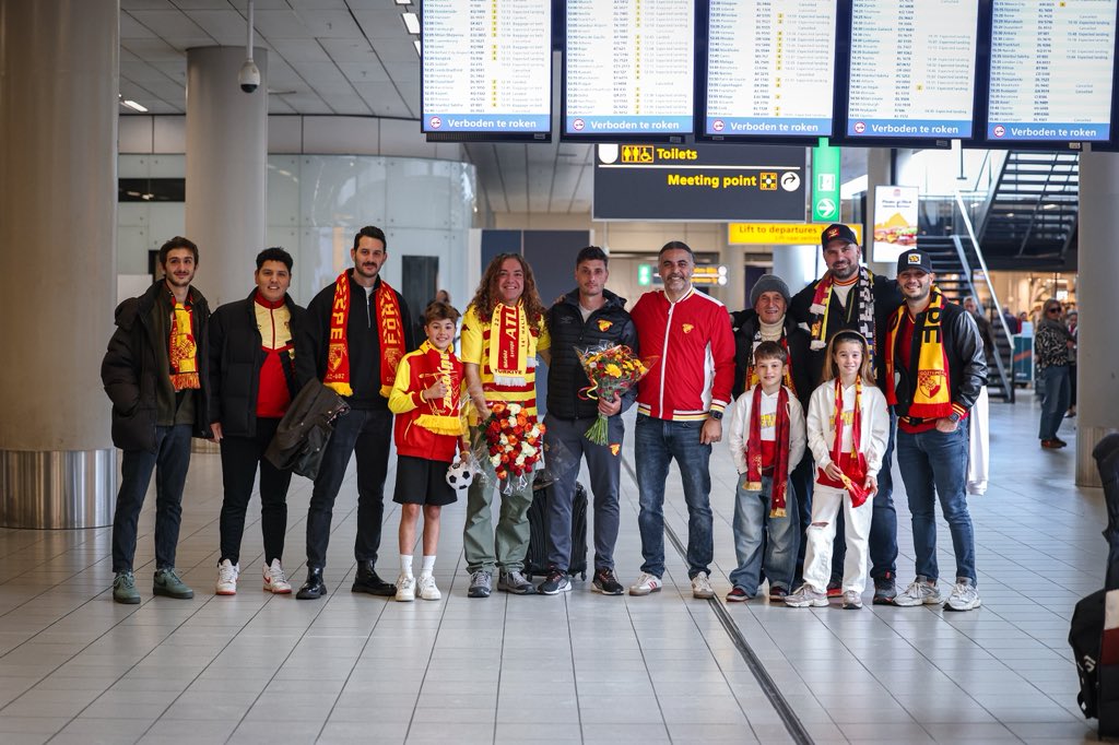 goztepeakademi's tweet photo. 📍Hollanda'dayız!👊

UEFA Youth League 2. Tur’da AZ Alkmaar ile karşılaşacak olan U19 Takımımızı, Hollanda’da GözGöz Avrupa karşıladı. 💛❤️

#HaydiBastırŞanlıGöztepe #GöztepeAkademi https://t.co/KPzVeNhtFu