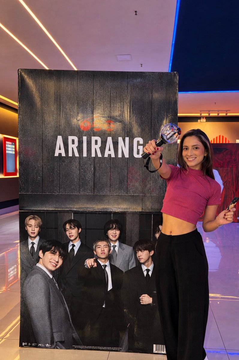skyfinishjti's tweet photo. Toda felizinha vendo o BTS ao vivo no cinema, e foi incrível, agr é esperar dia 31. Estou tão feliz meu Deus 😭😭💖 https://t.co/MHIJOvsiat