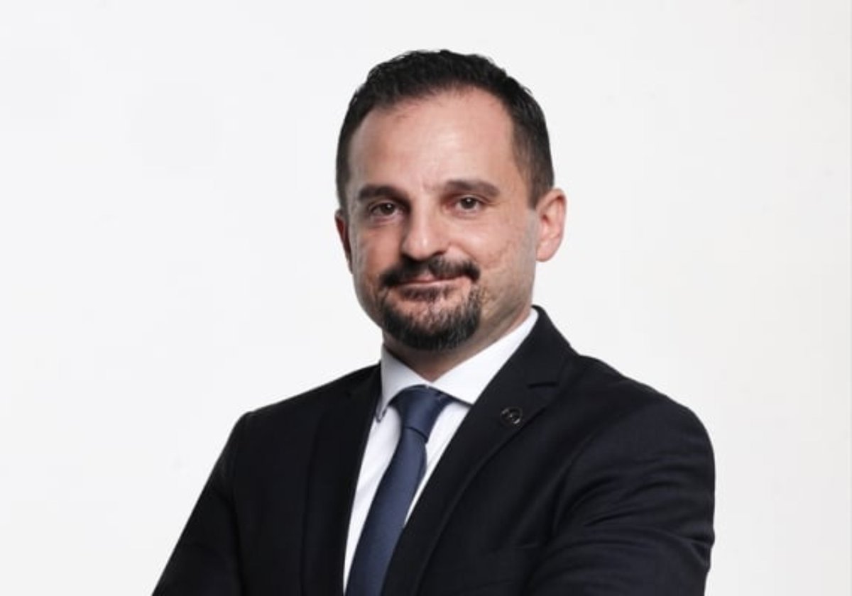 ToplumsalMht280's tweet photo. Türkiye Sigorta Genel Müdür Yardımcısı Gürol Sami Özer, fon soruşturması kapsamında gözaltına alındı. https://t.co/ZtVpkGtK8O