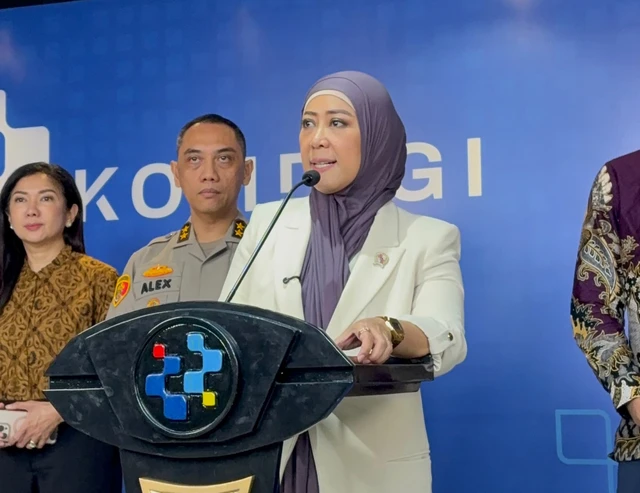 LambeSahamjja's tweet photo. BIG BREAKING NEWS
KOMDIIG AKAN PANGGIL META USAI AI MEREKA VIRAL 
SOAL KARHUTLA

komdigi minta klarifikasi ke meta soal viral jawaban meta ai yang dikaitkan dengan dugaan pembatasan konten karhutla

kutipannya: “kami memanggil meta. tapi di satu sisi, seperti yang saya sampaikan, kami terus berusaha mengedukasi agar masyarakat ini tidak mudah mungkin percaya dari konten-konten yang keluar dari meta ai”

artinya komdigi manggil meta, sekaligus ngingetin warga jangan gampang percaya jawaban ai