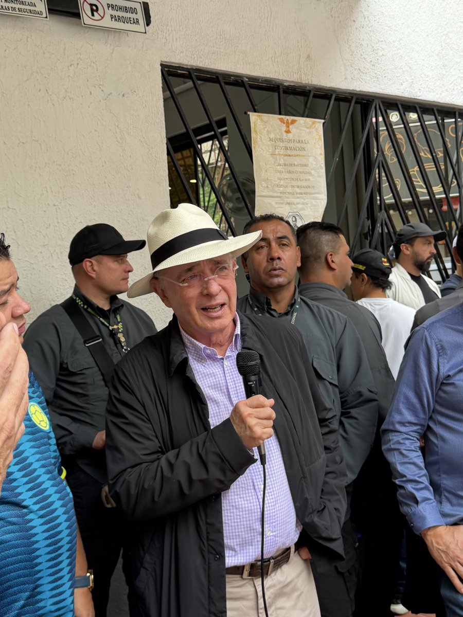 Juan_EspinalR's tweet photo. #Importante 

Desde el sector de La Iguaná, hacemos un llamado a los concejales de Medellín de nuestro partido, @CeDemocratico, para que lideren la reglamentación de la Ley 2533 de 2025, que declaró al río Aburrá sujeto de derechos.

Es momento de pasar de las normas a las acciones. Necesitamos intervenciones urgentes para proteger esta fuente hídrica y atender los 400 puntos críticos identificados en las quebradas de Medellín.

La prevención no da espera. Debemos actuar para reducir los riesgos, proteger la vida de las comunidades y evitar que se repitan tragedias como la ocurrida en La Iguaná.

@AlvaroUribeVel @CeDemocratico 

@MiltonVasco @AndresGuryRod @LuisGuillermoVl @leticia_orrego Julian Osorio.