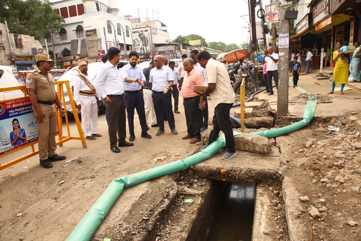 Collector_MDU's tweet photo. மதுரை மாவட்ட வடகிழக்கு பருவமழை கண்காணிப்பு அலுவலர் / வேலைவாய்ப்பு மற்றும் பயிற்சித்துறை இயக்குநர் திரு.சி.பழனி, இ.ஆ.ப., அவர்கள் இன்று (25.10.2026),

மாவட்ட ஆட்சித்தலைவர் திரு.நிஷாந்த் கிருஷ்ணா, இ.ஆ.ப., அவர்கள், மதுரை மாநகராட்சி ஆணையாளர் திரு.கௌரவ் குமார்,இ.ஆ.ப.,  அவர்கள் ஆகியோர் முன்னிலையில்,

பொதுமக்கள் மற்றும் பயணிகள் அதிகம் கூடும் முக்கியப் பகுதியான மதுரை பெரியார் பேருந்து நிலையம் மற்றும் இரயில் நிலைய சுற்றுவட்டாரத் தாழ்வான பகுதிகளில், கனமழையினால் மழைநீர் தேங்காமல் உடனடியாக வெளியேறும் வகையில் மேற்கொள்ளப்பட்டுள்ள முன்னெச்சரிக்கை மற்றும் பாதுகாப்புப் பணிகளை நேரில் சென்று பார்வையிட்டு, கள ஆய்வு மேற்கொண்டார்.

அப்போது, சாலைகள் மற்றும் பாதசாரிகள் நடைபாதைகளில் மழைநீர் தேங்கி பொதுமக்கள் மற்றும் போக்குவரத்திற்கு இடையூறு ஏற்படாதவாறு, அப்பகுதியில் உள்ள மழைநீர் வடிகால்களைத் தொடர்ந்து கண்காணித்திடவும், தேவைப்படும் இடங்களில் கூடுதல் மின்மோட்டார் பம்புகளை (High-power Dewatering Pumps) உடனுக்குடன் பயன்படுத்தித் தேங்கும் மழைநீரை விரைந்து அப்புறப்படுத்திடவும் மாநகராட்சி அலுவலர்களுக்கு அறிவுறுத்தினார்.