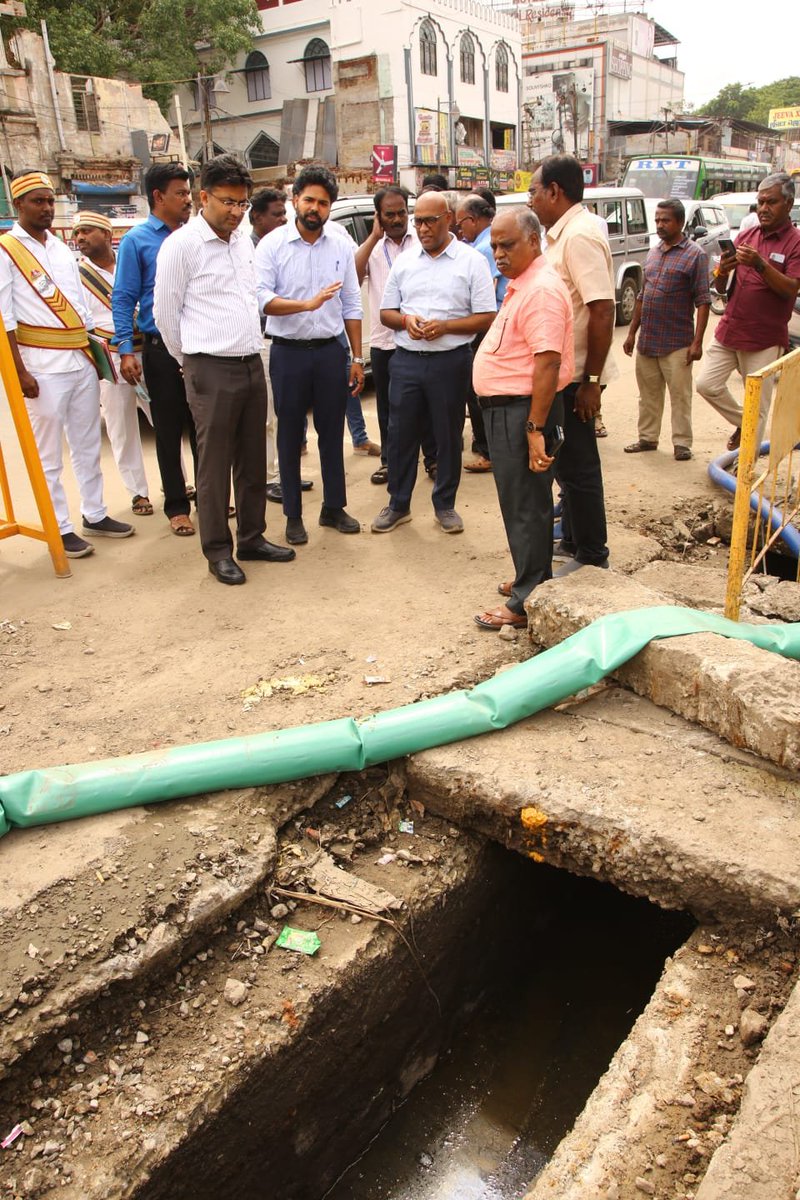 Collector_MDU's tweet photo. மதுரை மாவட்ட வடகிழக்கு பருவமழை கண்காணிப்பு அலுவலர் / வேலைவாய்ப்பு மற்றும் பயிற்சித்துறை இயக்குநர் திரு.சி.பழனி, இ.ஆ.ப., அவர்கள் இன்று (25.10.2026),

மாவட்ட ஆட்சித்தலைவர் திரு.நிஷாந்த் கிருஷ்ணா, இ.ஆ.ப., அவர்கள், மதுரை மாநகராட்சி ஆணையாளர் திரு.கௌரவ் குமார்,இ.ஆ.ப.,  அவர்கள் ஆகியோர் முன்னிலையில்,

பொதுமக்கள் மற்றும் பயணிகள் அதிகம் கூடும் முக்கியப் பகுதியான மதுரை பெரியார் பேருந்து நிலையம் மற்றும் இரயில் நிலைய சுற்றுவட்டாரத் தாழ்வான பகுதிகளில், கனமழையினால் மழைநீர் தேங்காமல் உடனடியாக வெளியேறும் வகையில் மேற்கொள்ளப்பட்டுள்ள முன்னெச்சரிக்கை மற்றும் பாதுகாப்புப் பணிகளை நேரில் சென்று பார்வையிட்டு, கள ஆய்வு மேற்கொண்டார்.

அப்போது, சாலைகள் மற்றும் பாதசாரிகள் நடைபாதைகளில் மழைநீர் தேங்கி பொதுமக்கள் மற்றும் போக்குவரத்திற்கு இடையூறு ஏற்படாதவாறு, அப்பகுதியில் உள்ள மழைநீர் வடிகால்களைத் தொடர்ந்து கண்காணித்திடவும், தேவைப்படும் இடங்களில் கூடுதல் மின்மோட்டார் பம்புகளை (High-power Dewatering Pumps) உடனுக்குடன் பயன்படுத்தித் தேங்கும் மழைநீரை விரைந்து அப்புறப்படுத்திடவும் மாநகராட்சி அலுவலர்களுக்கு அறிவுறுத்தினார்.