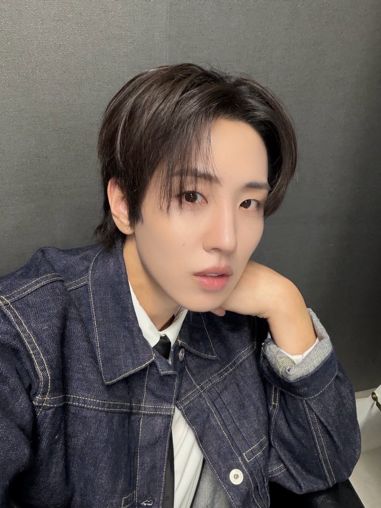 officialSEVENUS's tweet photo. [📸]

261025 뮤직플랜트 팬사인회
오늘도 희아라와 즐거운 시간을
보낼 수 있어서 행복했습니다🩵

#SEVENUS #세븐어스
#HEEJAE #희재 https://t.co/DBQdTVGOgN
