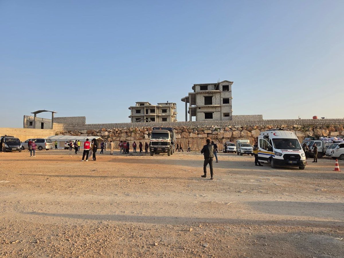 SyriaCivilDefe's tweet photo. 3/1_انطلقت اليوم الأحد 25 تشرين الأول، قافلة جديدة للعودة الطوعية من مخيمات الشمال السوري بريف إدلب، تضم نحو 233 عائلة متجهة إلى مدنهم وبلداتهم الأصلية في محافظات إدلب وحماة وحلب وحمص وحلب واللاذقية ودمشق وريف دمشق ودير الزور، بإشراف اللجنة الوطنية لرؤية سوريا بدون مخيمات، https://t.co/E4tUEB9fbi