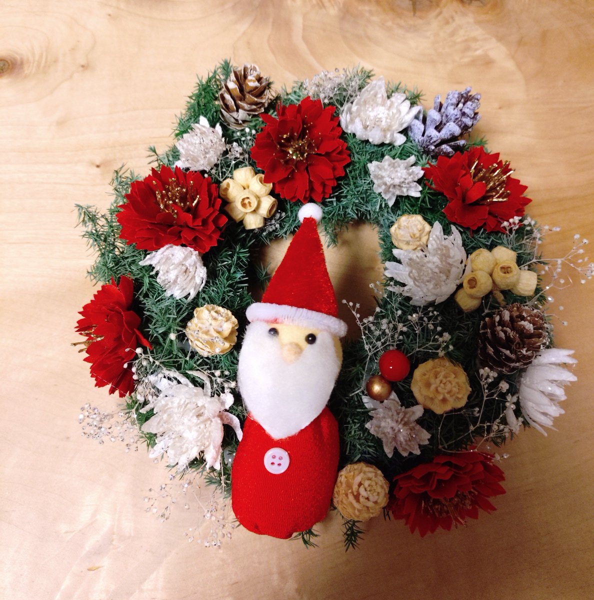 Flower202605's tweet photo. ❇️森のクリスマスリース❇️

こちらのリースも、土台に
プリザーブドフラワーの
ヒムロ杉を使用しております

可愛らしいフエルト素材の
サンタさんをリースに
組み込んでみましたぁ！！！

ドライフラワーの木の実も
沢山のリースです😊🌲✨✨✨

私は、自然が大好きなので
自然を沢山盛り込んだ🪵🍃
華やかで、まさにクリスマス
…というリースになっておりますぅ♪

全て１点ものになりますので
ぜひ、１１月からの調布パルコ店さま１階のハンドメイドガーデンさま✨まで、足を
お運び頂けましたら、何より
もの幸いですぅ♪

Flower
　クリエイター　まり

#森のクリスマスリース
#ヒムロ杉
#調布パルコ店1階ハンドメイドガーデン出店
#Flower
#全て１点ものです
#皆さまのHappyのお手伝い