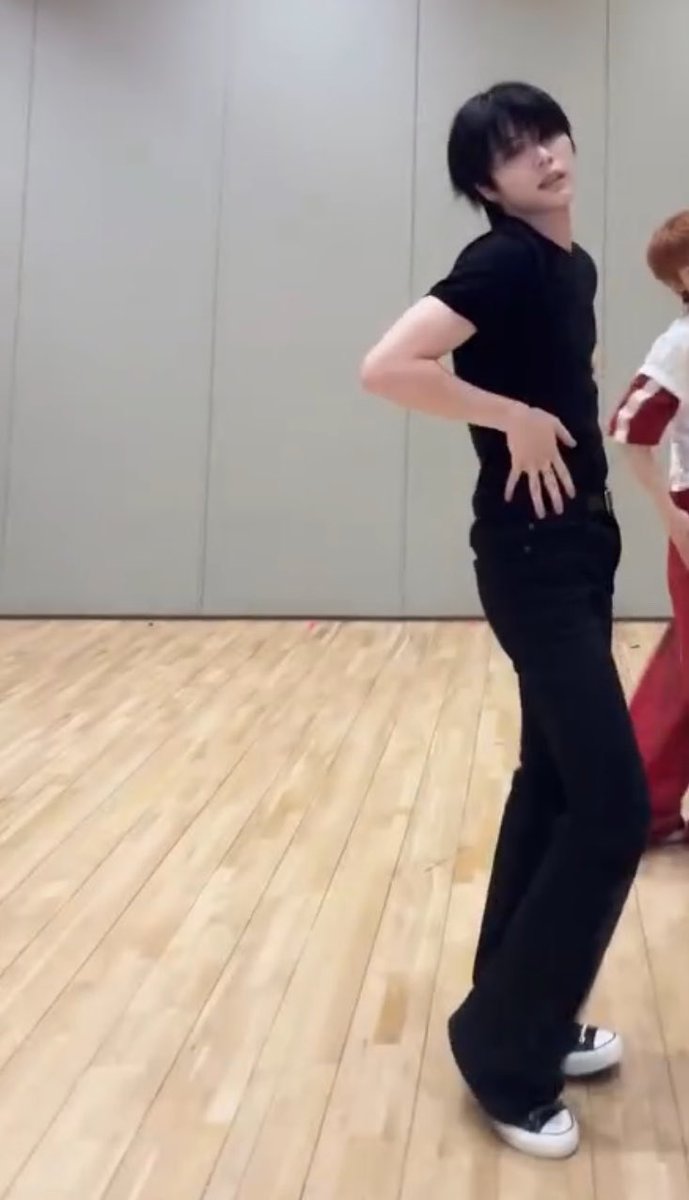 gomgom_222's tweet photo. 남자는 가슴으로 말한다는데 
둥민이 가슴은 정말 조용하구나 https://t.co/VXFgj5Daii