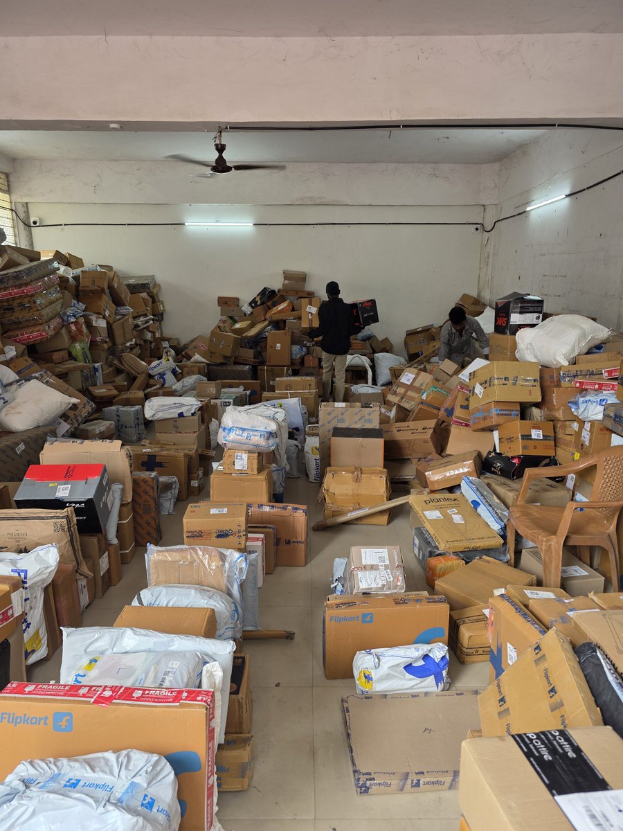 dalalwolf07's tweet photo. Which one is my package 😭😭😭
#Flipkart https://t.co/amFgfoBcBE