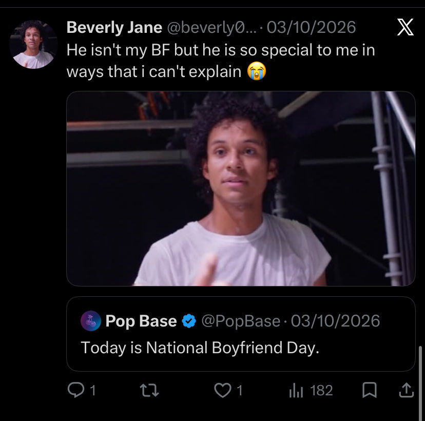 ZepRDR7's tweet photo. @beverly0amj1 @jillie_bean__ @MJTHRILLERS Same here😂😂😂 that man wouldn’t piss on you if you were on fire you fucking parasocial loser https://t.co/k6MArV5b7e