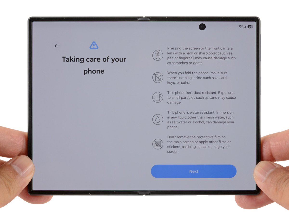 ShishirShelke1's tweet photo. Surprisingly, Apple didn’t include any instructions during the iPhone Duo’s setup process on how to handle or take care of it, unlike Samsung does with its foldables.

They should’ve added this. https://t.co/3GhaqcJJsx