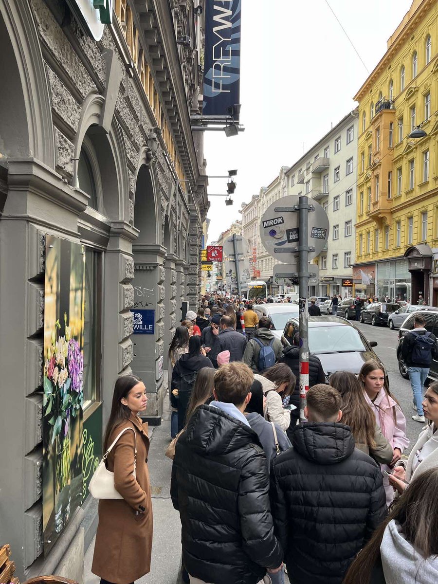 eBranicevo's tweet photo. Maturanti Požarevačke gimnazije stigli su na glasanje u Beču, budući da je u toku njihova maturantska ekskurzija 👇🏼 https://t.co/6iW6d2eo0M