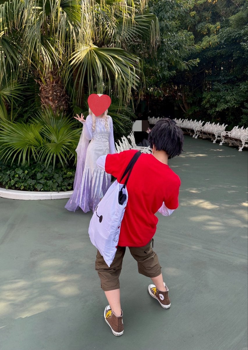 kuromitsu412412's tweet photo. ちなみにこちらは去年のエルサオタクヒロ https://t.co/Yn0kyVlDw7