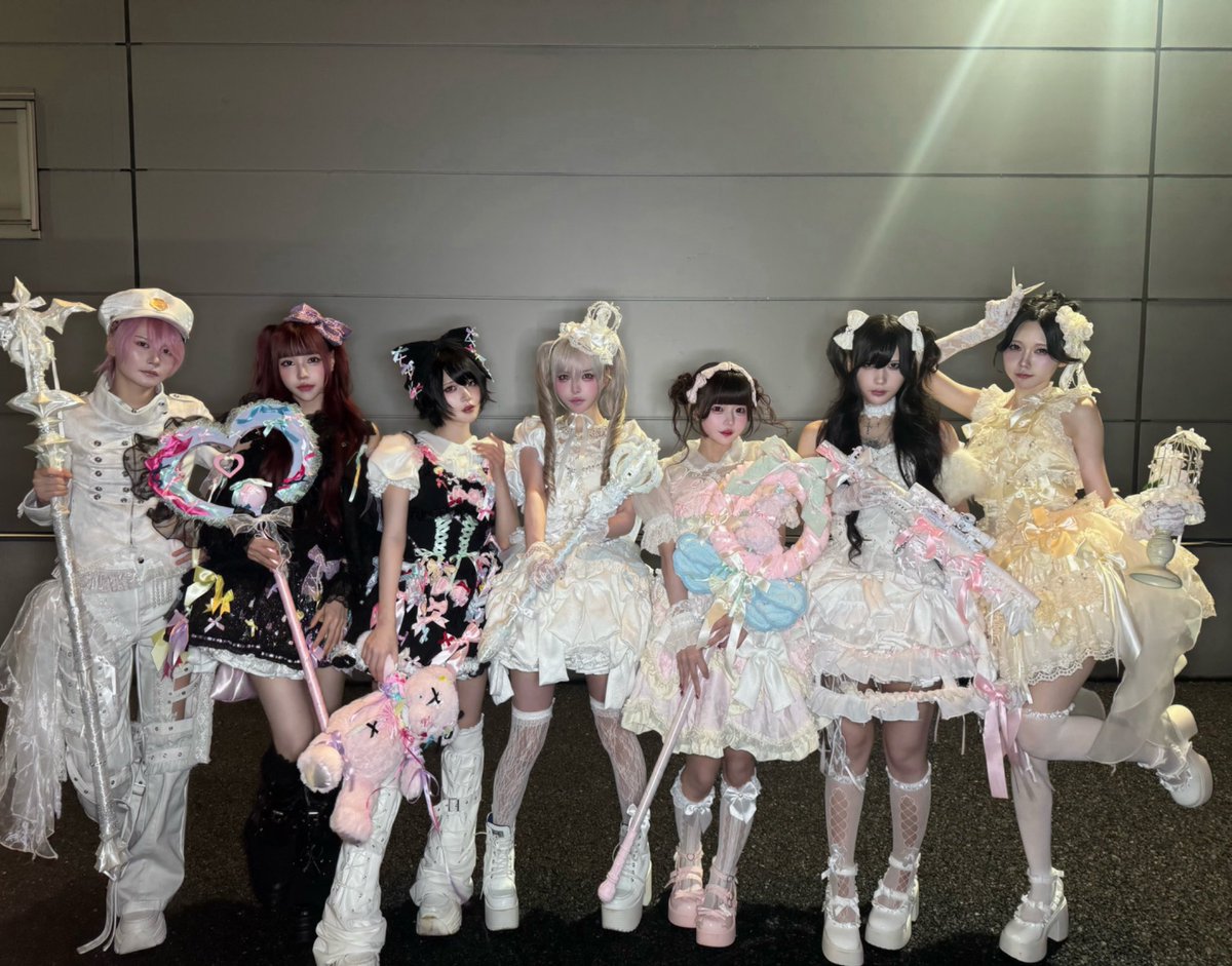 kyaramode_stage's tweet photo. AVAMちゃん

ヘア 🎀@sana_kakifry 

コラボ衣装🩷
 @_DimMoire_ (はなくん・乙葉・七海）
@cru_st00 (ゆかぴ・七海ヘアアクセ）

衣装製作💛
はるほ@haruho0o るな@blue_moon__o0 
小道具@nyaanon22 ＆アキラ

スタイリングキャロラインちゃん
 #キャロフェス https://t.co/b4yN96JmkK