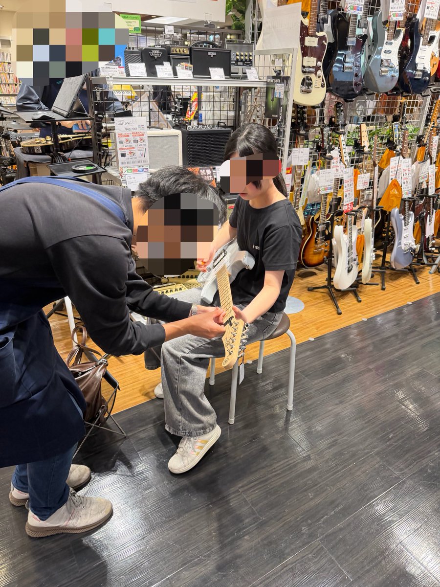 miiiyuu1001's tweet photo. 娘がエレキギターを始めたいと。
とりあえず体験させてもらいました🎸

あとは本気度がどのくらいか… https://t.co/fAZjE3e8yJ