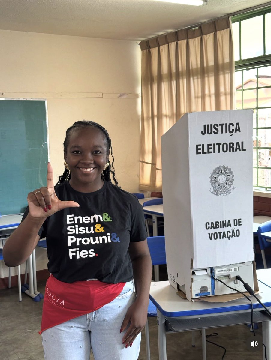 poponze's tweet photo. Ana Elisa na cabine de votação. ⭐️ https://t.co/0BsXE36rhs