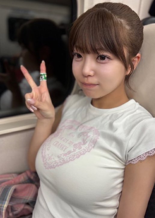 MableDerrah's tweet photo. インフルエンサーってほんと脇甘い…w

ガラスにこんなの映ってるのアウトだし闇深すぎるわな… https://t.co/Tq065cDuEo