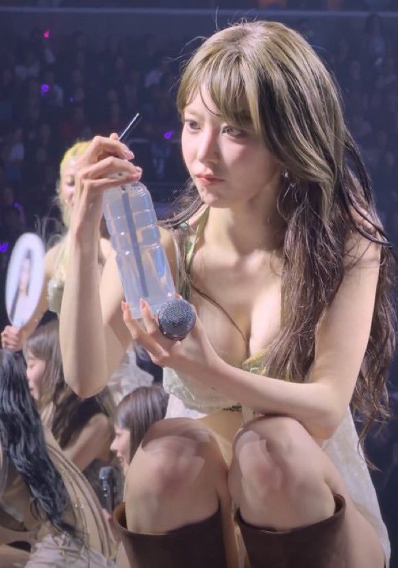 MableDerrah's tweet photo. 宮脇咲良が水を飲んだ直後に急に挙動不審になって「なんでかな？」って思ったけどコメントで理由知ってゾッとした、、、   

ほんとに芸能界怖すぎるわ… https://t.co/aM6TPaSOkc