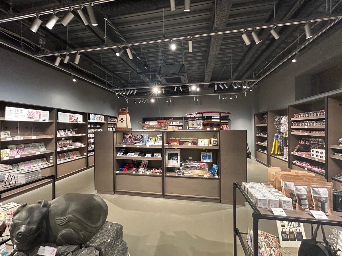 tv_asahi_shop's tweet photo. // 𝐈𝐍𝐅𝐎𝐑𝐌𝐀𝐓𝐈𝐎𝐍  //

#ドラマ真田十勇士 グッズ🥷

「太秦映画村」の「お土産処」に登場！

実際の撮影でも使用された街並みを背景に、撮影もお楽しみいただけます📸

※一部商品の取扱です。在庫状況など詳細は施設側へお問合せください。
※太秦映画村の最終入村は20:00まで
※商品のご購入には、別途入村料が必要となります。予めご了承ください。

@kachinta　@sanada10ninja