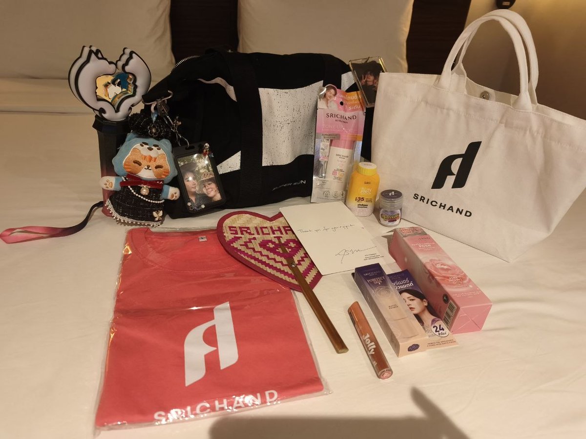 ParadoxAnnette's tweet photo. Thank you @SRICHAND1948 for the gifts! 🙏😍

My boys ❤️ I love seeing them smile 🥺💗
I was SO happy to see them in person today after a whole year since the CIL concert!! 😭😍💞

ZEENUNEW NONGZON MOONRISE
#ซีนุนิวเจ๋งใต้แสงจันทร์ #SRICHANDSASIMOONRISE https://t.co/qmoFxKwJi0