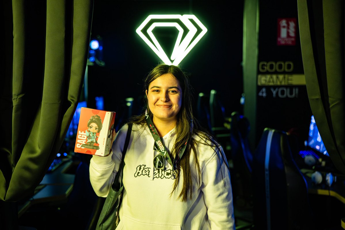 Diamondec_group's tweet photo. Por aquí seguimos liándola con Hush… 👀

¡También tenemos sorteos de material exclusivo de @VALORANTes ! 🔥 Y viendo los premios, la cosa se pone seria.

Así se vive el evento: partidas, comunidad y el mejor ambiente. ¿Quién se lo lleva? 😏 https://t.co/J3w6Ed8ypF