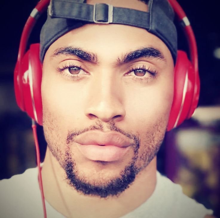 Cloudc3llo's tweet photo. "How u know im dominican Papi " Aaah Simili 😹😹😹  #KHCello https://t.co/V2bGPtN7YF
