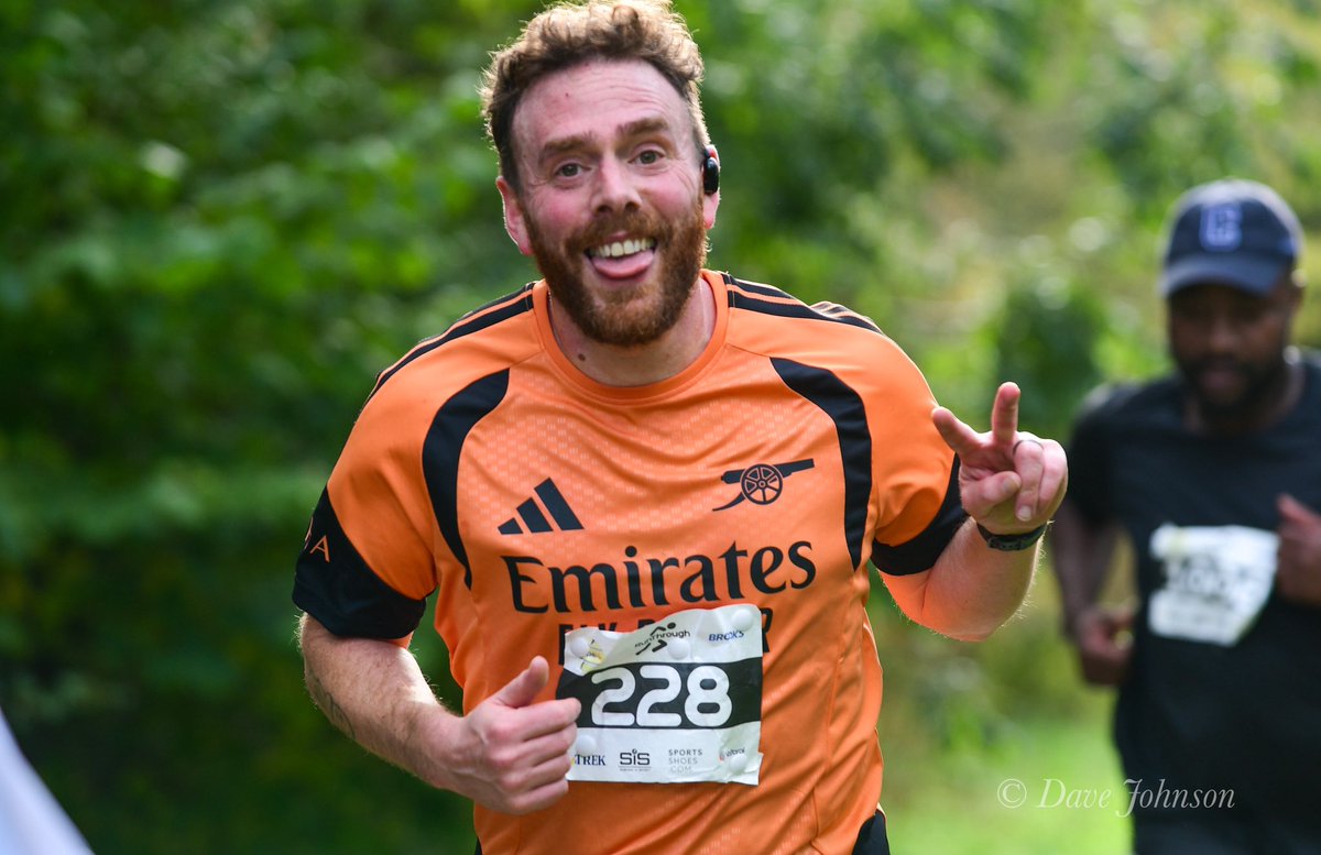 PD31's tweet photo. So you pop out to take some photos of the local half marathon and realise, after about the 1000th shot, that your right arm has stopped working 😬🤕. #rookieerror. #rugbyhalfmarathon https://t.co/h4324bNK5m