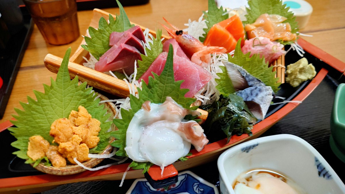 overflags01's tweet photo. 粟生津滞在中の宿のお隣にある
定食屋さん(ひゃくてん)で誕生日前夜祭

こちら一人前サイズの刺身定食です！ https://t.co/NEdNAKAm7y