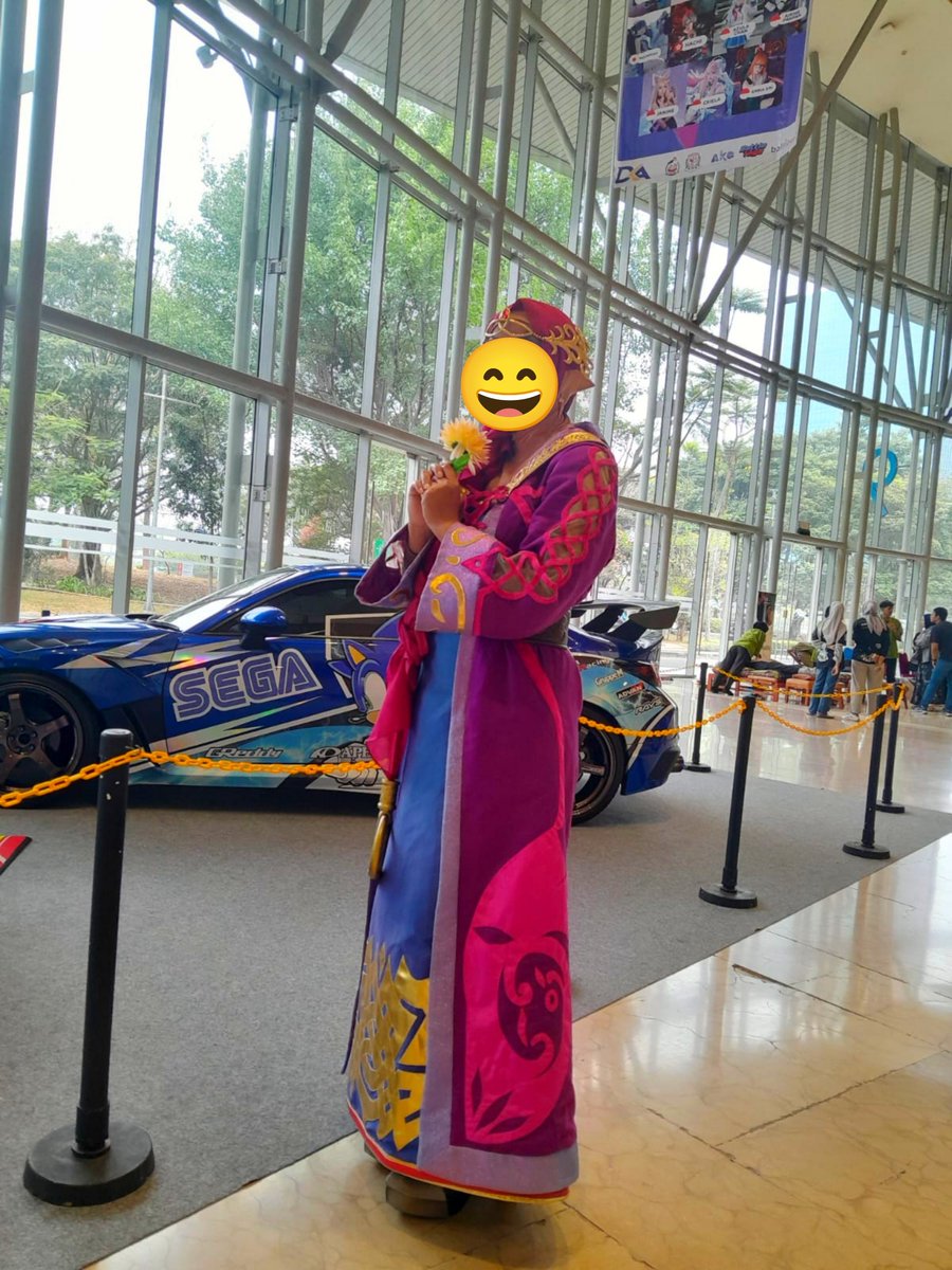 Windermyre's tweet photo. Posing in front of the Sonic side of the car as Merlina. I neglected to check the photo so I only realized now that I blocked Sonic's pic. 😅😂

#sega #SonictheHedgehog #sonicandtheblackknight #igx2026 #igx https://t.co/rkJzWfgIH9