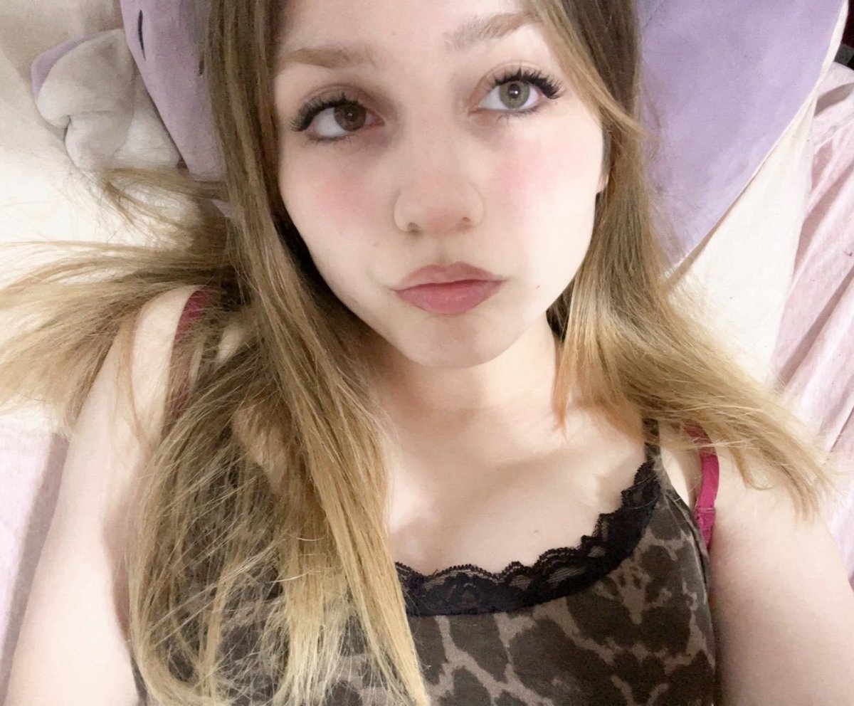 laodatfg2's tweet photo. 所有中国人记住了这是我们的主人 我们应该给她做奴隶的 https://t.co/oB7VoaWfT2