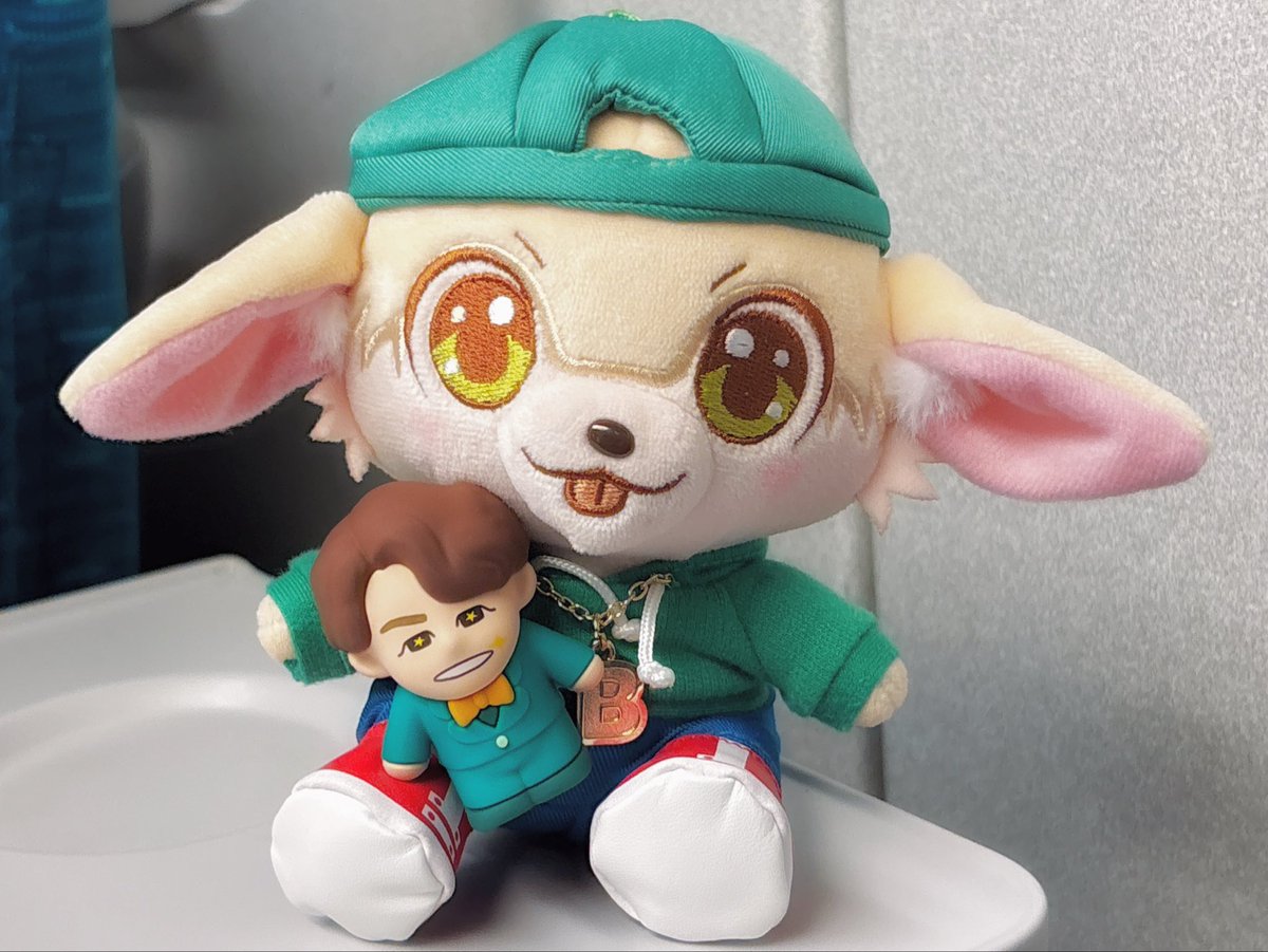 chi_0423W's tweet photo. お邪魔するからせめて！と、弾丸でチケ取った日にペンラと、あとおにんぎょうを1つ買って会場で受け取ってんけど、おにんぎょうがランダムやって、緑のお衣装のやつがいいな〜とちらっと思いながら開けたらお目当てが出てくれて神でした。 https://t.co/rIm8rgHFbB