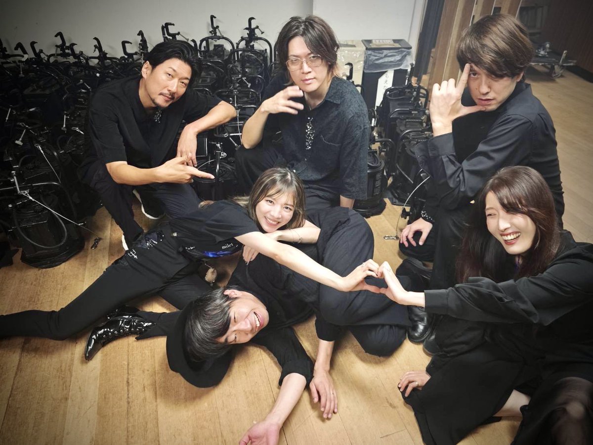 milet_music's tweet photo. 雪中松柏なのです、あなたは。
たとえ折れてもくたばっても、何度だって立ち上がってやる。私はそれをあなたちの姿を見て、それをまねしてきたんです。
初めての福島ライヴは想像の3150倍、素晴らしかったです。涙がでそうだよ。いやちょっと泣いてたか。
心を込めて、ありったけの優しさを込めて届けました。受け取ってくれて、会いに来てくれてほんとうにありがとう。
大好きな場所が、また増えた。
大好きだ！

みんなにも仙台や福島、東北のライヴみにきてほしいくらい、特別なぬくもりがあるんだよ。
2daysサンキューだよ♡(˘︶˘)♡
また会いにきます。
あなたのちからを分けてくださいね。

次は大阪2days。
戦いに行くわけじゃないのに、すでにみんな強そうで怖い気持ちです！笑
ええーい、かかってこい、全力でいくで。

#milet_MadeofGlass 💎