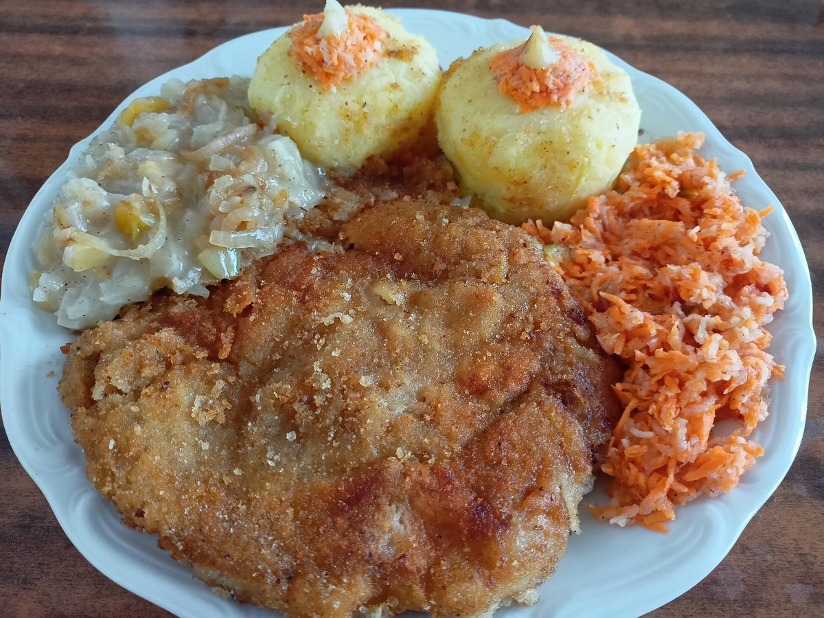 jurajczyk's tweet photo. Niedzielny, wiejski obiad. Wczoraj była nóżka, więc dziś będą piersi 😁 Kotlecik, ziemniaki Soraya, ciągle wybitna jak i wczoraj było zasmażana kapusta z kosztelami i śliwką wegierką bez skórki oraz świeża surówka z marchewki, jabłek malinowych i reszty dodatków. Smacznego.😋 https://t.co/2SCDEgPSWw