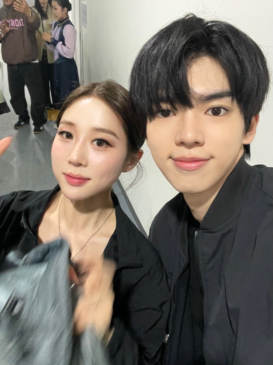 Prince_Cha1021's tweet photo. 안소현 코치님 인스타에 강릉 앗쇼 주나니
+ 좌우 반전 시킨 사진

#차준환 

https://t.co/jxMeLdfG2U https://t.co/cmZiXD5h8K