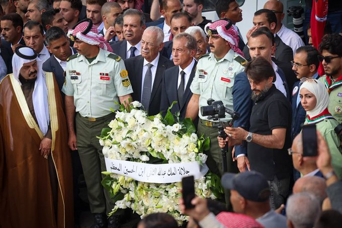 gaidaa_elfayez's tweet photo. مندوباً عن جلالة الملك عبدالله الثَّاني، رئيس الوزراء الدكتور جعفر حسَّان يشارك في مراسم تشييع شهداء الوطن الذين ارتقوا جرَّاء الجريمة الإرهابيَّة في الكرك https://t.co/uBzNqIpppV