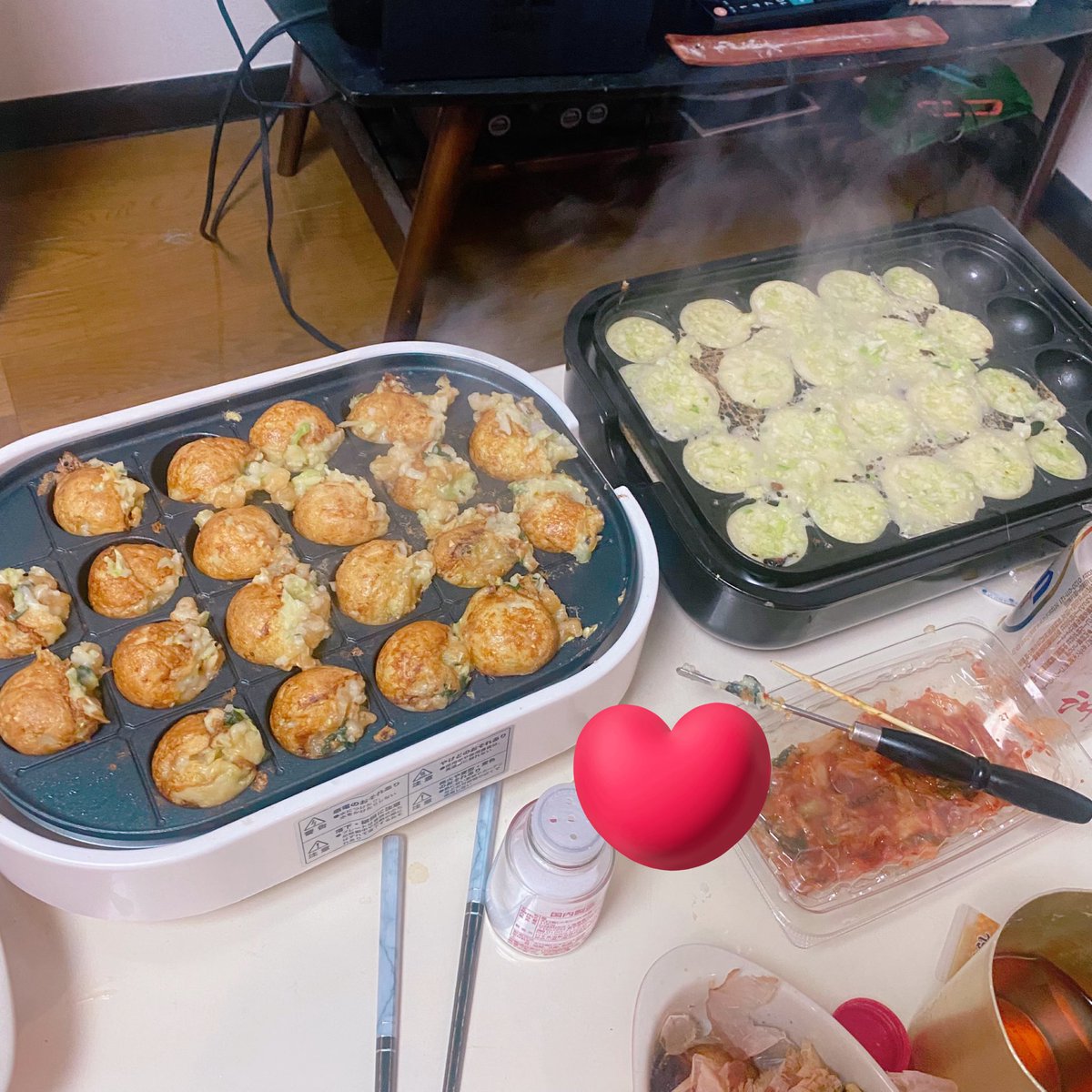 dd_9696's tweet photo. たこパ🐙関西人たちが焼いてくれておいしかった☺️
なこしんちで大昔にした以来かもしれん https://t.co/TpnEwtcLor