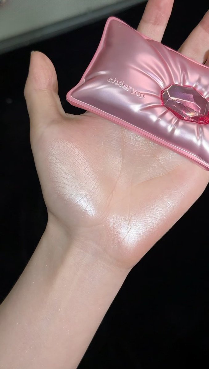 shallowspaces's tweet photo. The prettiest sparkly highlighter i’ve ever seen.. If you want a fairy glow look, try this! https://t.co/8MESs8ZeyW