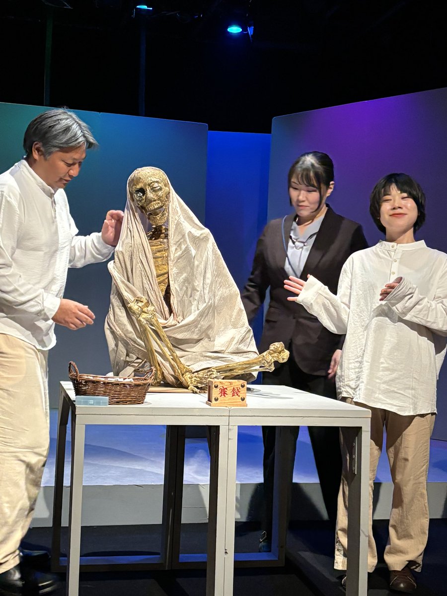 sayataroneko's tweet photo. 一豊様解禁という事で。　
この即身仏手作りですってよ
いつきさんマジすごいわ
だれを素材にしたの？←え？w
ハロウィンの飾りに薄紙？かなんかで加工して作ったらしいが…
衣装小道具やって、さらに現場でオペて
何でもできるの？すごいわw

#フュースト
#鹿島樹様 https://t.co/ubiyIqWv4Z