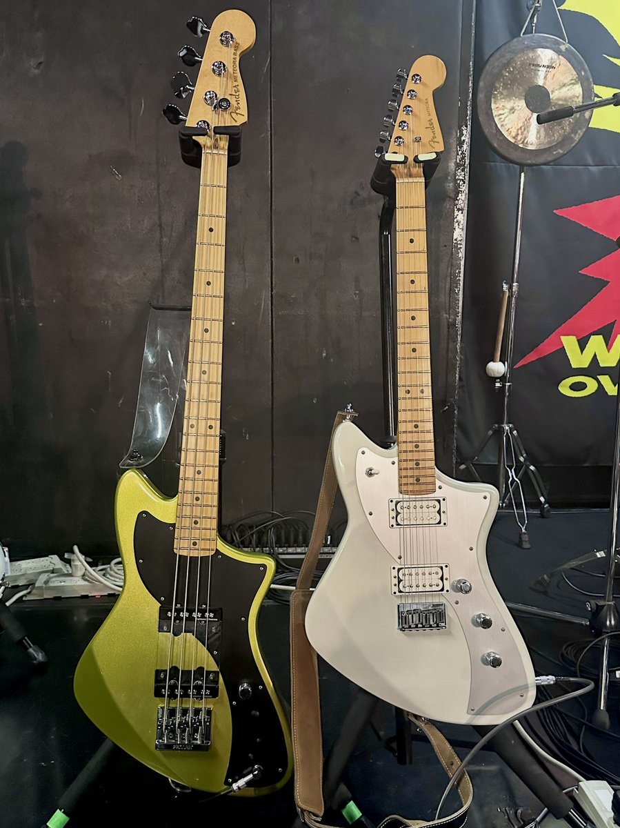 _560's tweet photo. ごむおのメテオラベースとあかりんのメテオラギターのツーショット

嬉しい^〜^良い形だなァ https://t.co/JP2KW7hSW7