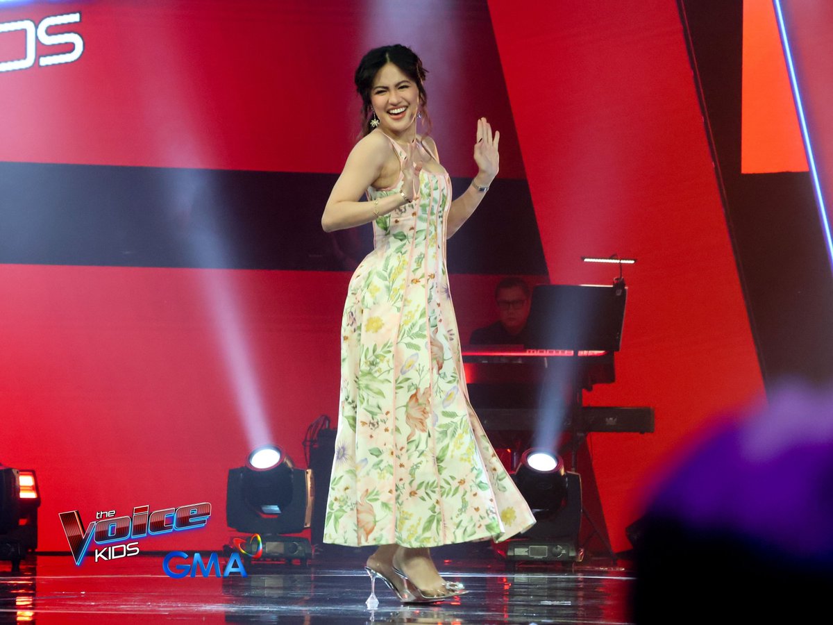 _TheVoiceKidsPH's tweet photo. Handa nang magsimula sa kanilang paglalakbay ang #JuleSquad sa pangunguna ni Coach Julie Anne San Jose! 🤩

#TheVoiceKidsGMA 🎤✌️ https://t.co/FBwU1SBgWy