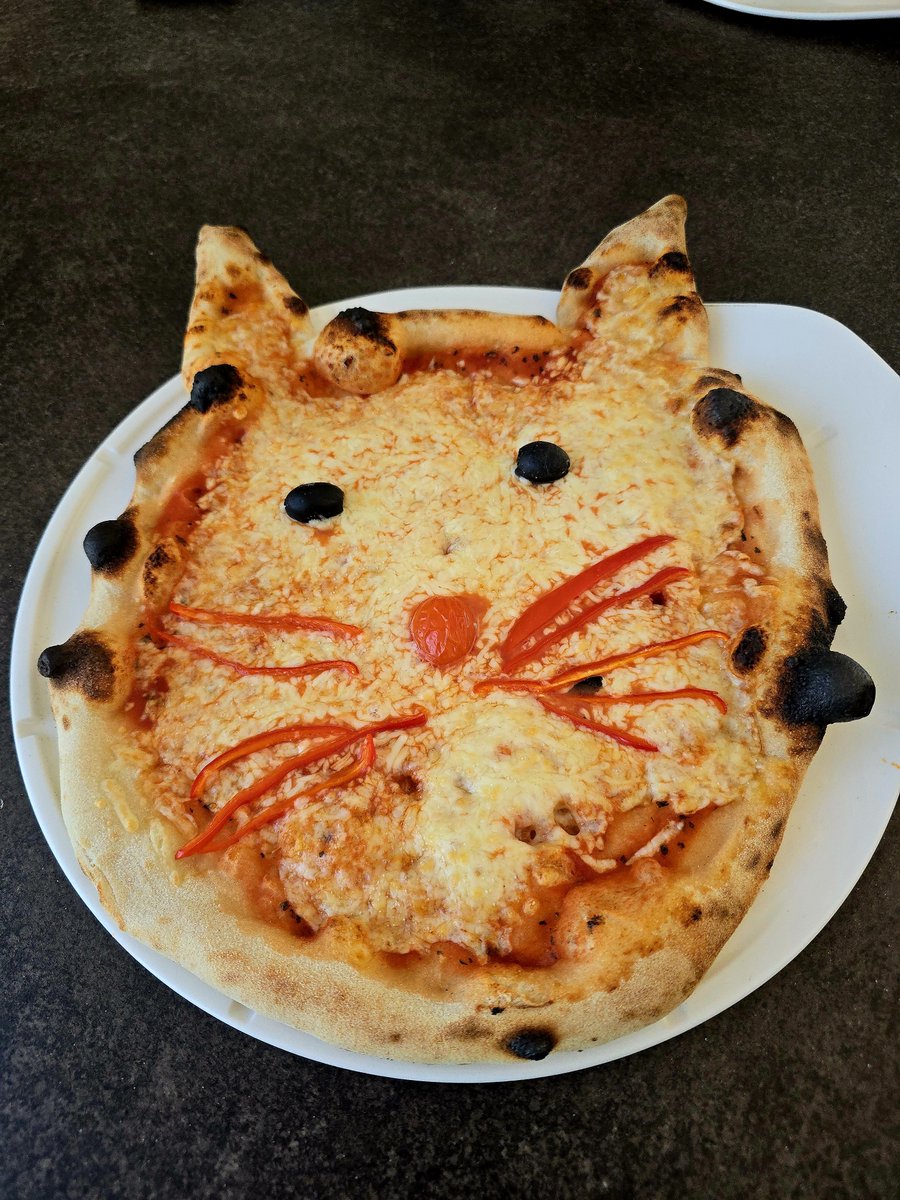 Rimbertus's tweet photo. Es ist Kitt.. äh #Pizzasonntag https://t.co/zC3kN1CBEw