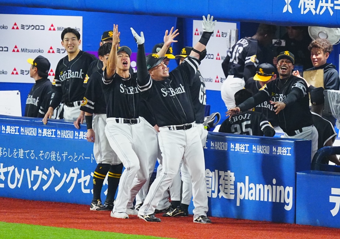 takafullc2's tweet photo. たかほーーーーーー！

2試合連続の延長戦…

川村友斗選手のソロアーチが決勝点となりました！

1点を追いかける9回には山川穂高選手が同点ホームラン！

先発のリバン・モイネロ投手は7回無失点の好投でした！

日本シリーズ、連勝発進！

27日からはみずほPayPayドームに舞台を移します！ https://t.co/xAhsbf8R21