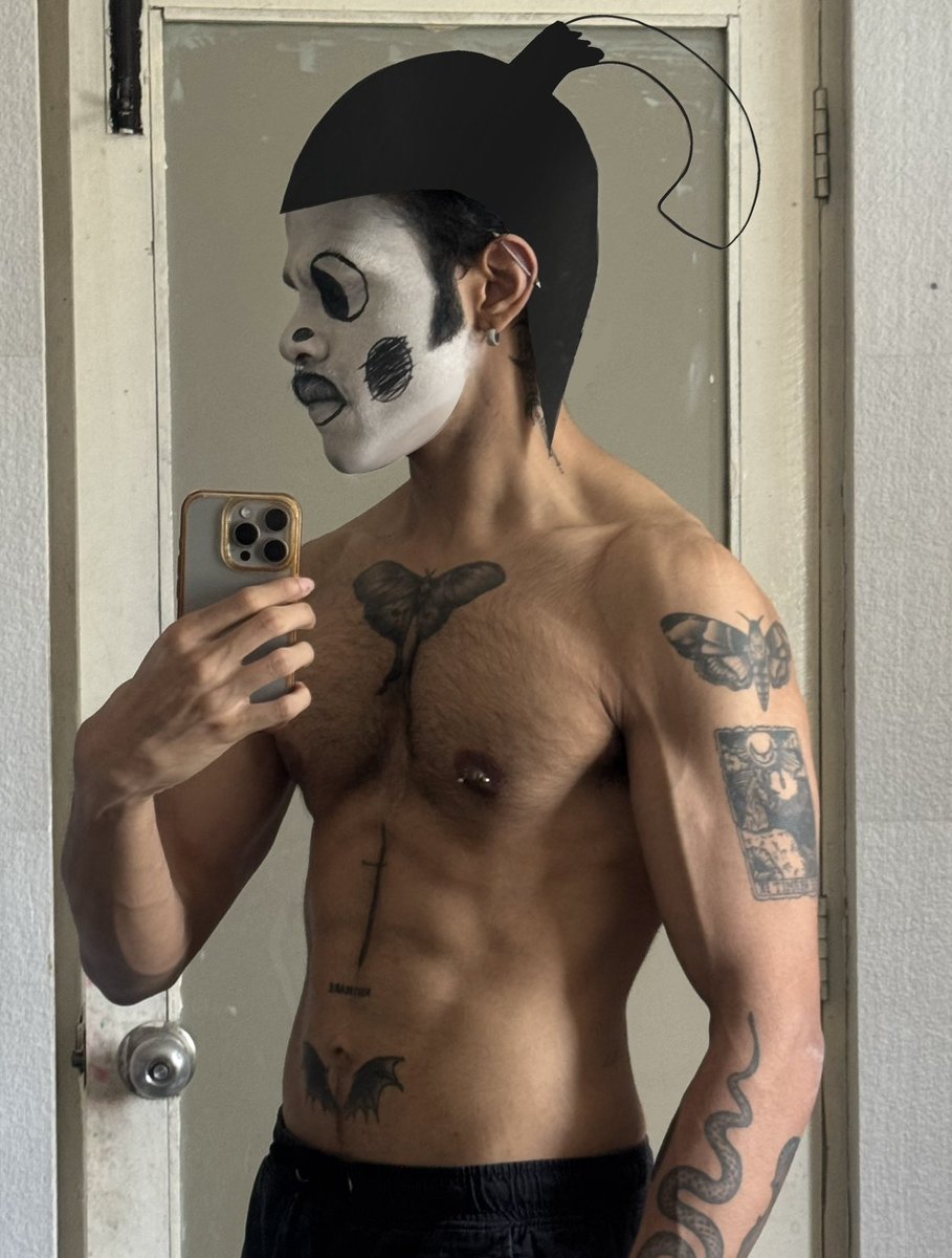 rayndoesitall's tweet photo. I hate gay Halloween, wdym you’re hyperpigmentation https://t.co/ttndNGzA8P
