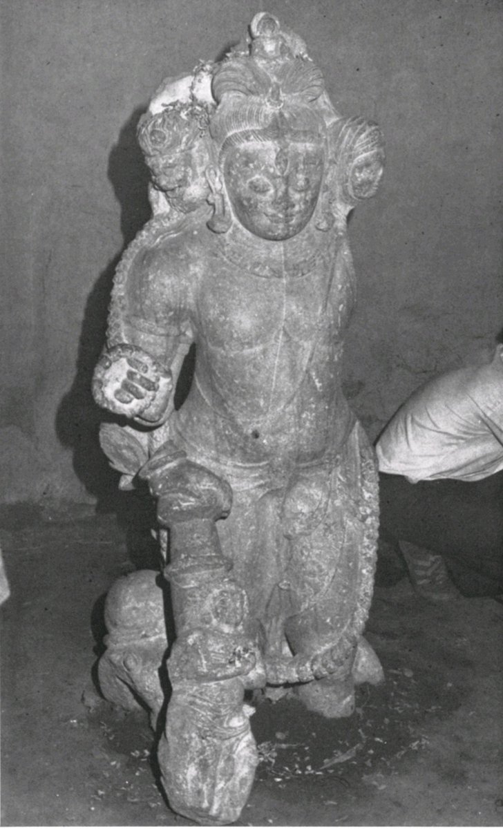 AbhayK70627's tweet photo. A unique 6th CE Lord Shiva idol from kaśmira

Front: 3-headed Shiva (Aghora, Vamadeva, Tatpurusha) with Ishana seated atop, holding a citron/kamandalu(Kapardin). Right hand in  Abhaya Mudra(broken).

Back: Bhairava holding a trident, with Para-Bhairava seated atop him. https://t.co/JTBwwZ9NQH